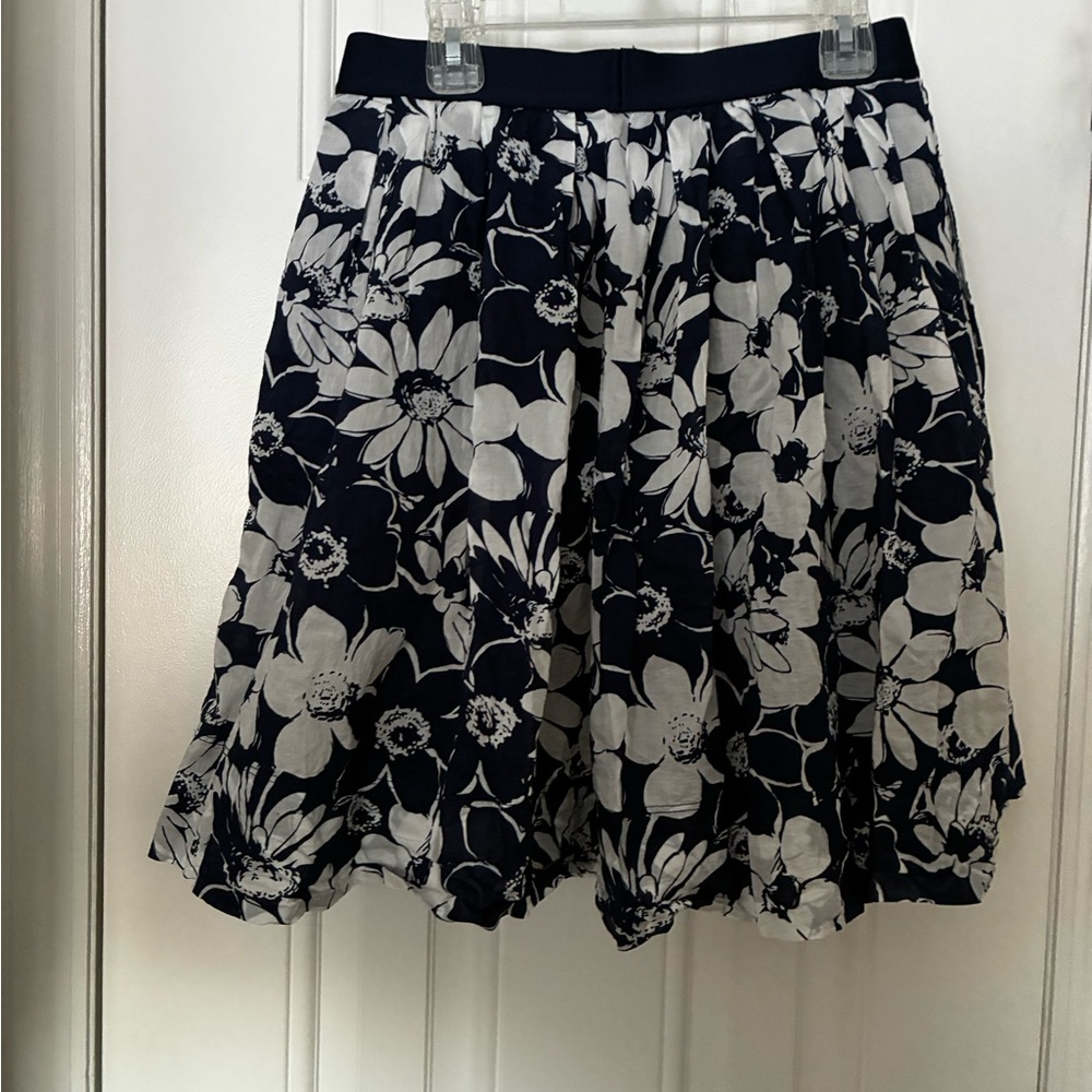 Uniqlo Blue and White Floral Women’s Mini Skirt Size 6